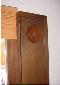 VTR valkoinen ikkunaluukussa